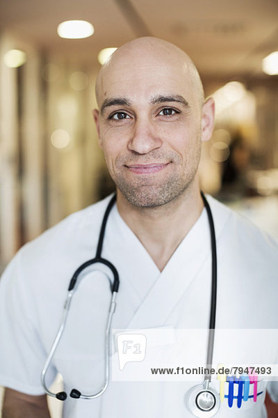 Porträt eines selbstbewussten männlichen Arztes im Krankenhaus
