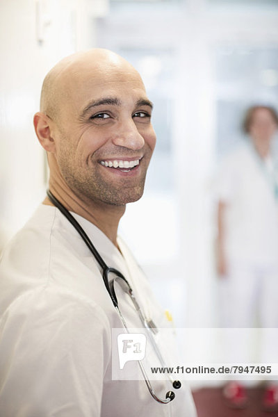 Seitenansicht Porträt eines glücklichen mittleren Erwachsenen  der im Krankenhaus steht.