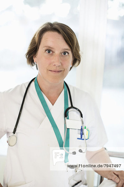 Porträt einer selbstbewussten reifen Ärztin im Krankenhaus