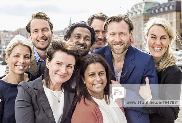 Porträt von glücklichen multiethnischen Geschäftsleuten  die im Freien zusammenstehen
