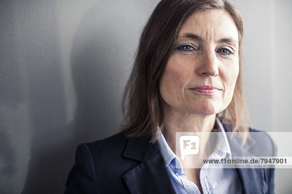 Porträt einer selbstbewussten reifen Geschäftsfrau im Amt