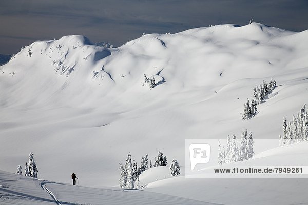 Berg  Skifahrer  Silhouette  Hintergrund  groß  großes  großer  große  großen  unbewohnte  entlegene Gegend