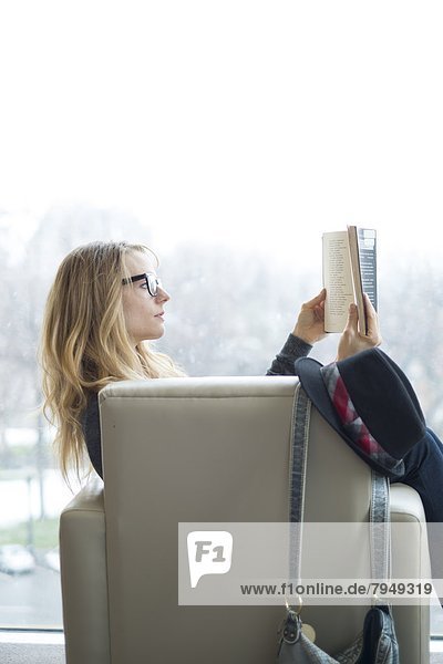 Frau  lesen  Bibliotheksgebäude  jung