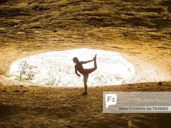 Frau  Höhle  Yoga  Pose