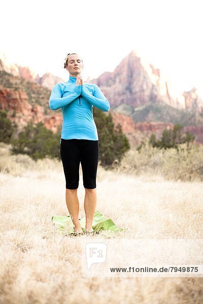 Frau  üben  Anordnung  jung  Yoga  Entdeckung  unterhalb  Wachmann  Pose  Gebet  Utah