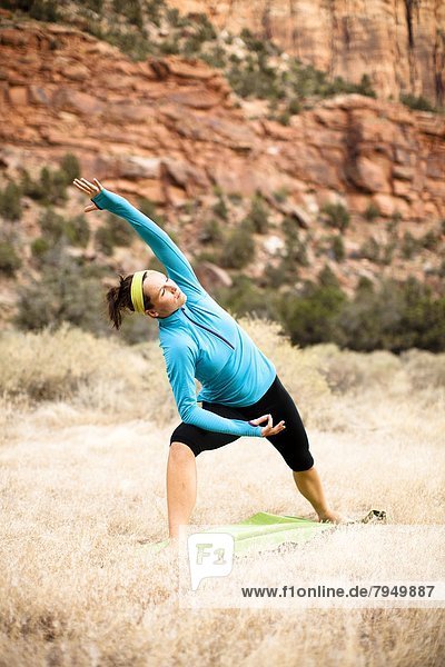Frau  üben  Anordnung  jung  Yoga  Entdeckung  unterhalb  Seitenansicht  Wachmann  Winkel  Pose  Utah