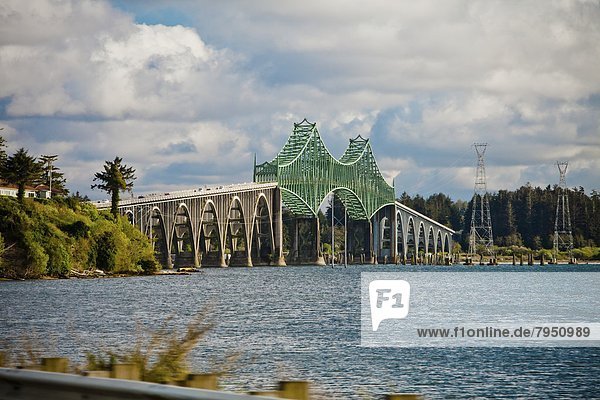 Denkmal  nahe  Mündung  Gewässer  Stadt  Brücke  Fluss  Kreuzform  Kreuz  Kreuze  Bucht  Oregon