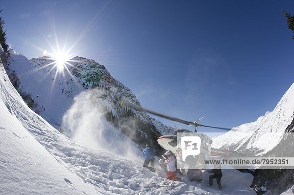 Hubschrauber  Kleinlastwagen  Heliskiing