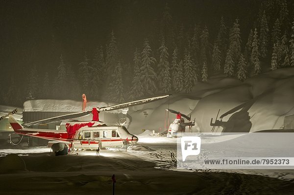 gebraucht  Nacht  Schneeflocke  parken  Hubschrauber  Heliskiing  schwer