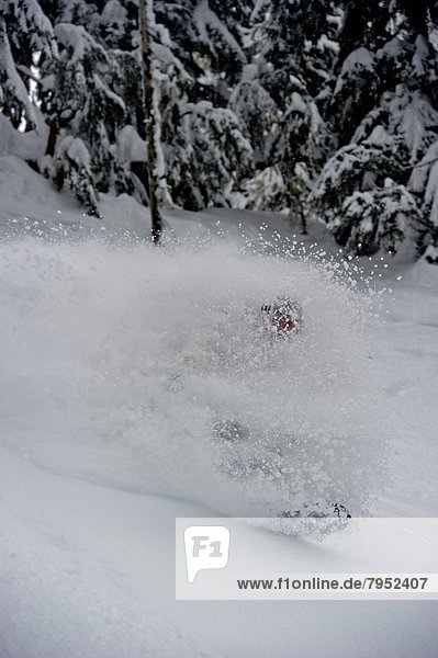 Snowboardfahrer  Gesichtspuder  unbewohnte  entlegene Gegend  tief