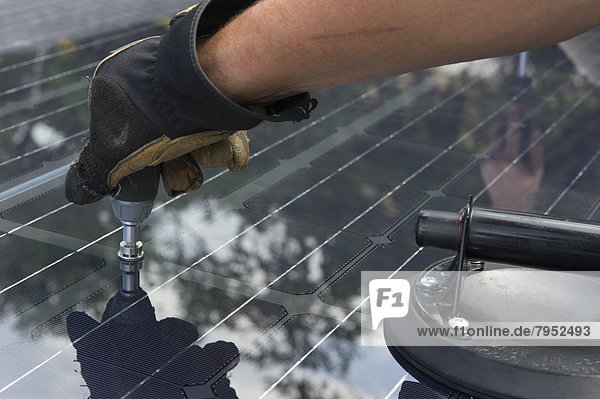 Dach  Technologie  Fortschritt  befestigen  installieren  Sonnenkollektor  Sonnenenergie  Tisch