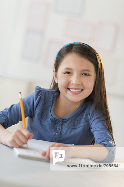 Portrait  schreiben  Notizblock  Schülerin  5-9 Jahre  5 bis 9 Jahre  Notebook