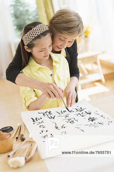 Symbol  Enkeltochter  Großmutter  streichen  streicht  streichend  anstreichen  anstreichend  5-9 Jahre  5 bis 9 Jahre  japanisch