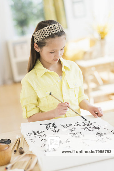 Symbol  streichen  streicht  streichend  anstreichen  anstreichend  5-9 Jahre  5 bis 9 Jahre  Mädchen  japanisch
