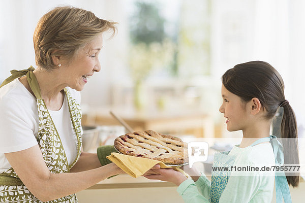 Frische  halten  Enkeltochter  Großmutter  5-9 Jahre  5 bis 9 Jahre  gebacken