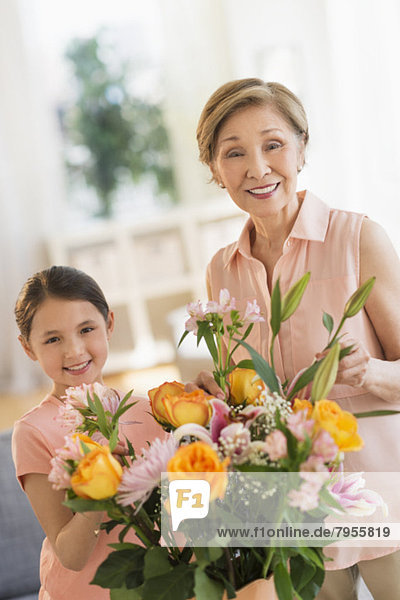 Interior  zu Hause  Blume  Enkeltochter  Großmutter  arrangieren  5-9 Jahre  5 bis 9 Jahre