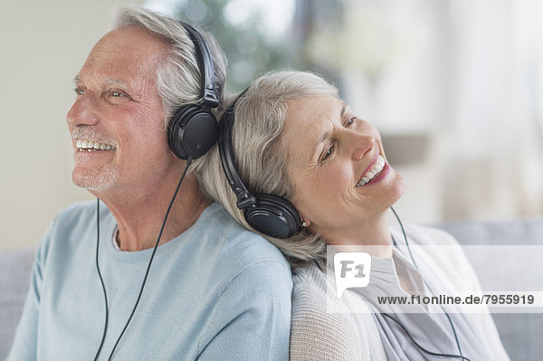 Interior  zu Hause  Senior  Senioren  zuhören  Musik