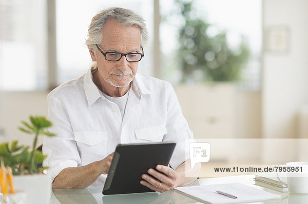 Senior  Senioren  benutzen  Mann  Tablet PC
