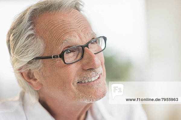 Portrait of smiling älterer Mann