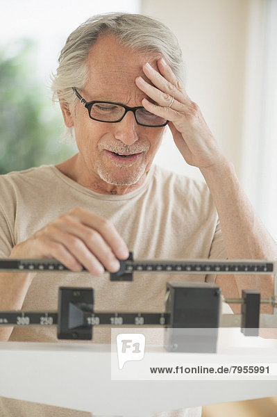 Waage - Messgerät  Senior  Senioren  Mann  Gewicht