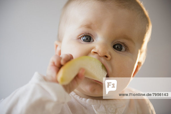 Portrait  Apfel  essen  essend  isst  Mädchen  Baby