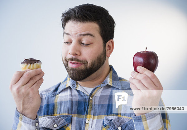 Portrait  Mann  Zweifel  halten  Apfel  cupcake