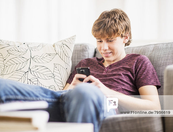 sitzend  Jugendlicher  Junge - Person  Text  Kurznachricht  13-14 Jahre  13 bis 14 Jahre