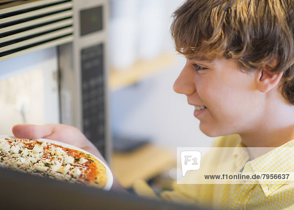 Jugendlicher  Junge - Person  Vorbereitung  Pizza  13-14 Jahre  13 bis 14 Jahre
