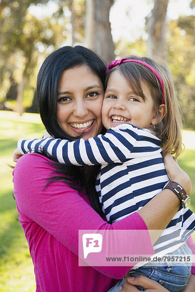 Portrait  umarmen  lächeln  Tochter  5-6 Jahre  5 bis 6 Jahre  Mutter - Mensch