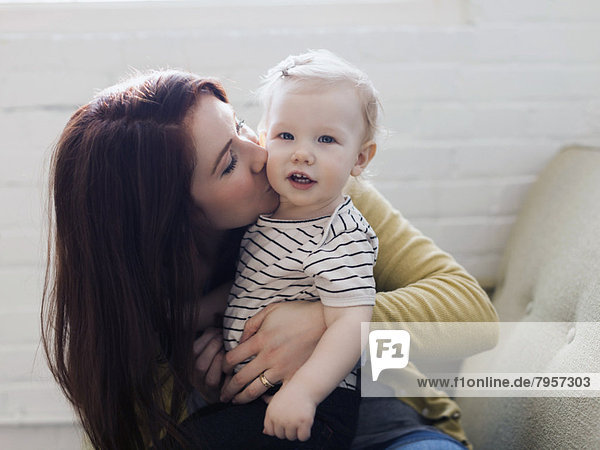 sitzend  Portrait  Couch  küssen  Tochter  Mutter - Mensch