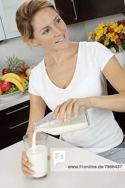 Frau Glas eingießen einschenken Küche Milch