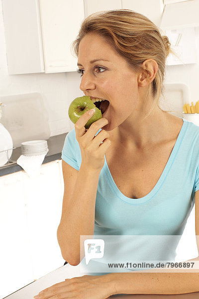 grün Apfel essen essend isst Mädchen