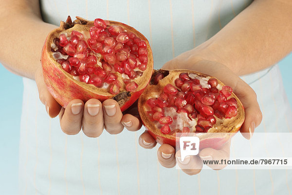 Frau halten Granatapfel