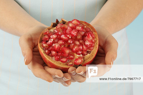 Frau halten Granatapfel