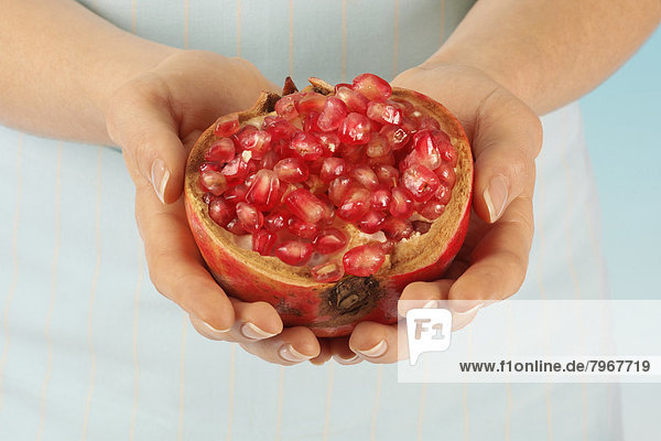 Frau halten Granatapfel