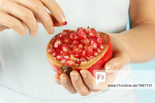 Frau halten Granatapfel