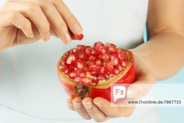 Frau halten Granatapfel