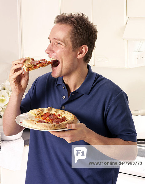 Mann Küche Pizza essen essend isst