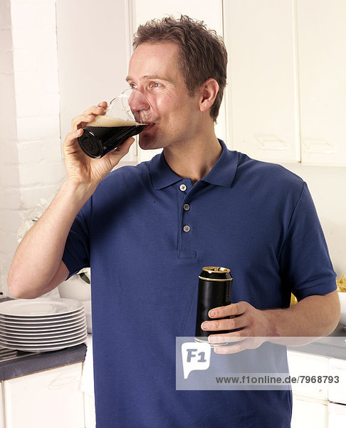 Mann Küche trocken trinken Pils Guinness Stout