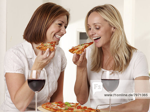 Frau Wein rot 2 Pizza essen essend isst