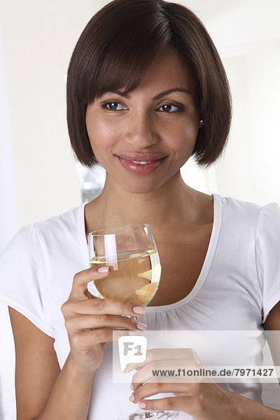 Frau Glas Wein halten weiß
