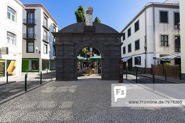 Portugal  Blick auf das Tor zur alten Stadtmauer