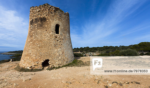 Spanien  Mallorca  Blick auf den alten Wachturm an der Küste von Cala Pi