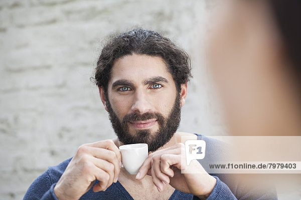 Porträt eines Mannes mit Kaffeetasse
