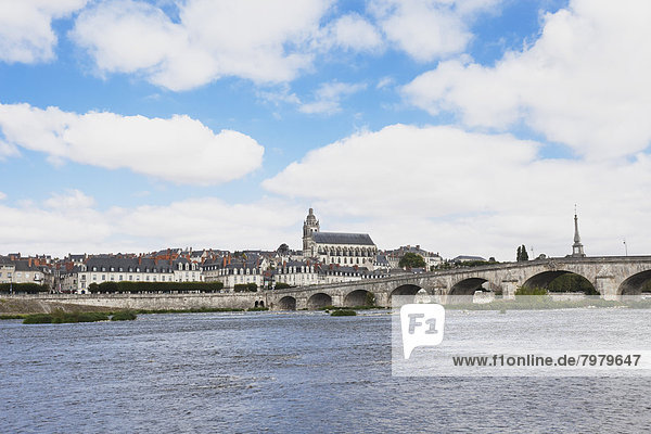 Frankreich,  Blois,  Blick auf Jacques Gabriel Brücke und Saint Louis Kathedrale