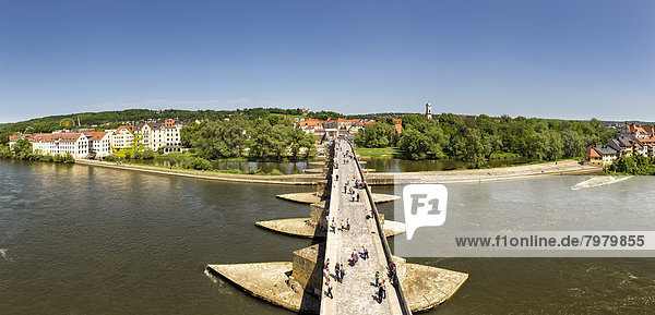 Deutschland  Bayern  Regensburg  Blick auf Stadtamhof  Alte Steinbrücke über die Donau mit Donauinsel