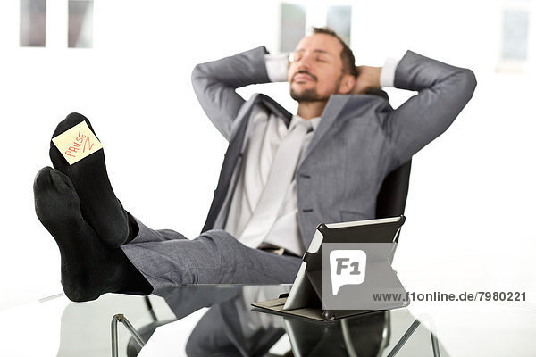 Deutschland  Geschäftsmann schläft auf Stuhl