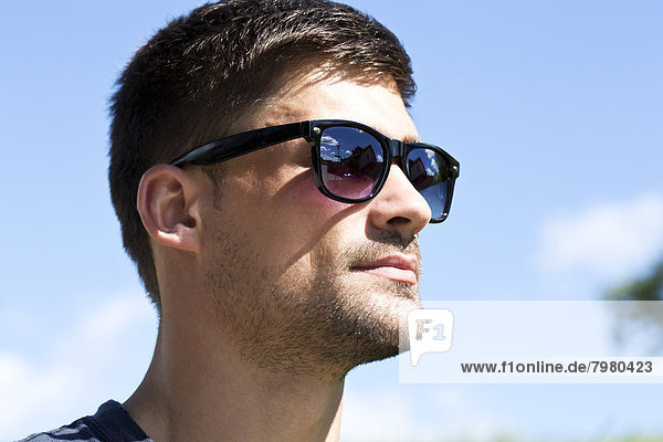 Junger Mann mit Sonnenbrille  Nahaufnahme