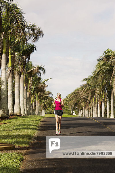 USA  Hawaii  Frau beim Joggen auf der Straße