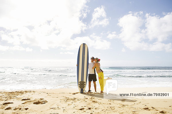 USA  Hawaii  Mittleres erwachsenes Paar beim Küssen am Strand
